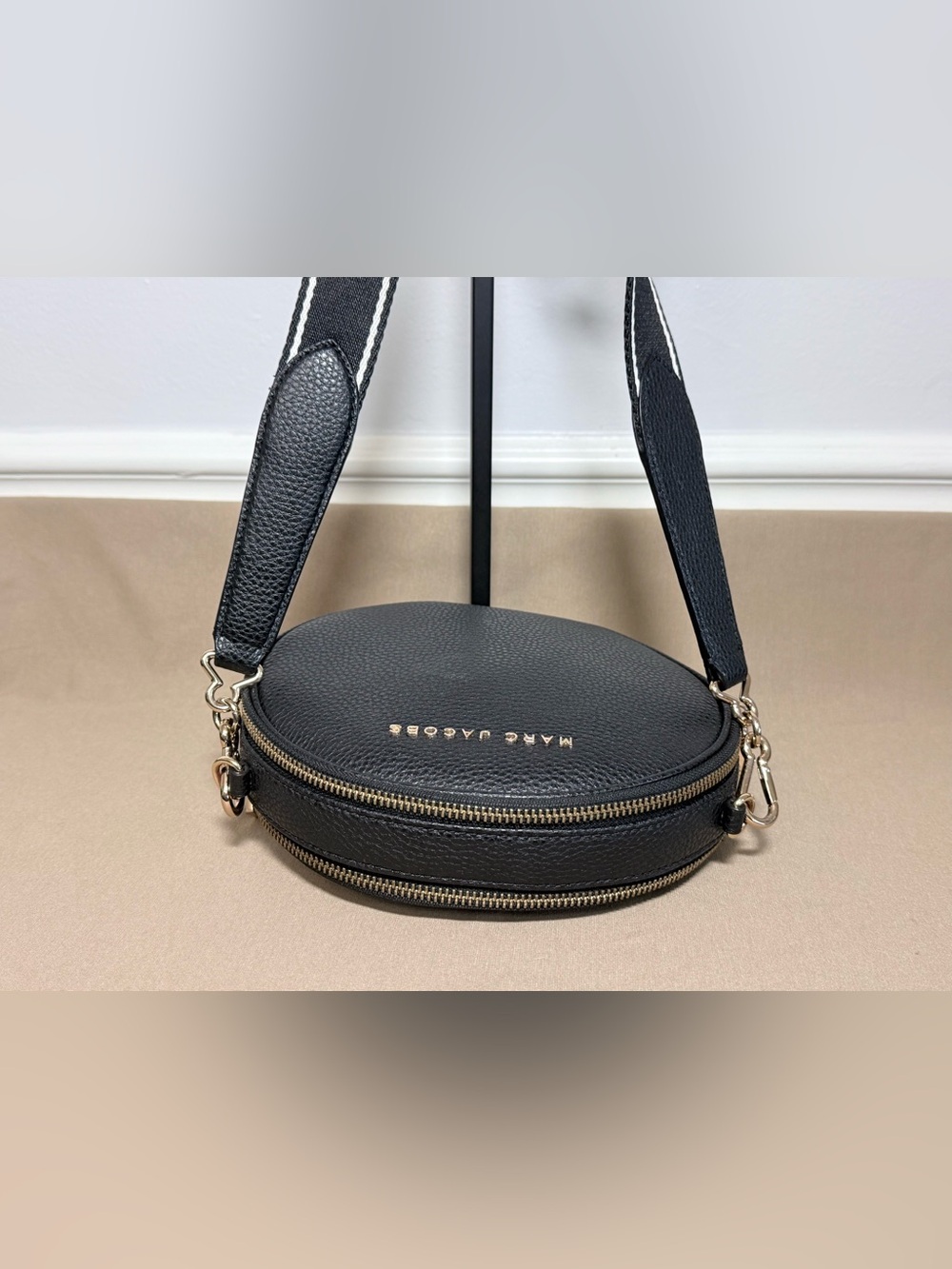 Authentic Marc Jacobs "The Disc" Round Crossbody Bag ✨ - Picture 5 of 8